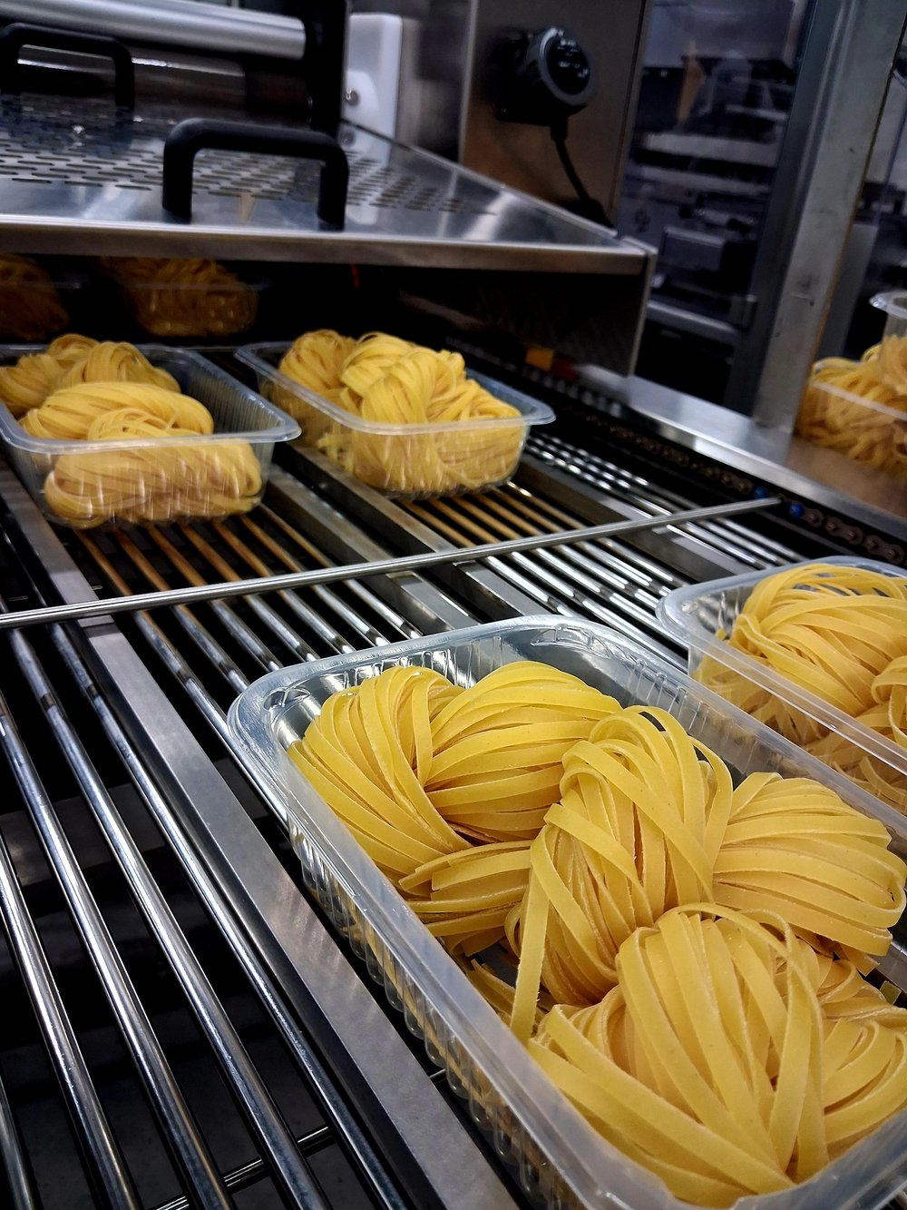 Verpakking van verse pasta in onze productie