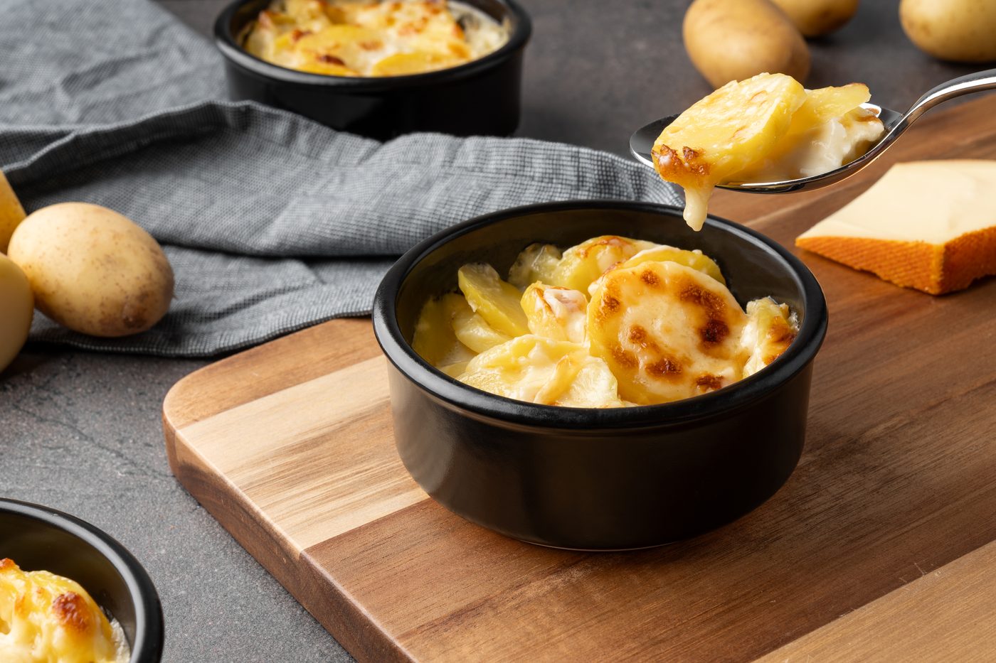 Illustratie van een schaal aardappelgratin